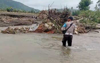 Polri Bersama Tim Gabungan Lanjutkan Pencarian Hari Kedua Korban Banjir Bandang di Wera Bima