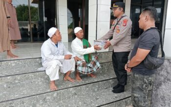 Kapolsek Labangka Salurkan Mushaf Iqro’ dan Al-Qur’an Ke Surau Kokar Ayan