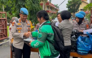 Polri Peduli: Bid Propam Polda NTB Bagikan 100 kotak Sarapan Gratis untuk Driver Ojek Online