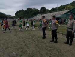 Personel Polsek Taliwang Berikan Pengamanan Liga 3 KSB Football Match Day