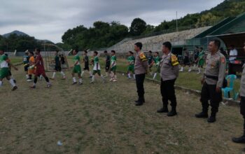 Personel Polsek Taliwang Berikan Pengamanan Liga 3 KSB Football Match Day