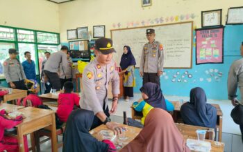 Dukung Program Makan Bergizi Gratis, Polres Sumbawa Barat Bagikan Makanan Sehat Kepada Siswa SD