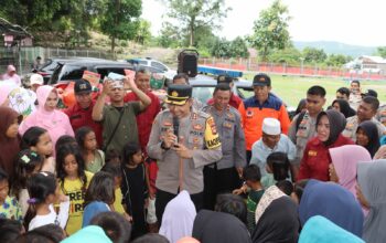 Polres Bima Kota Berikan Trauma Healing kepada Warga Terdampak Banjir di Desa Nanga Wera