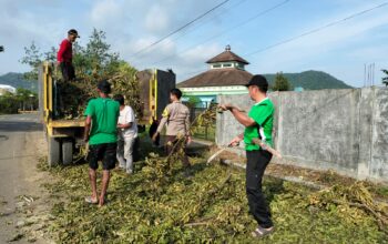 Bhabinkamtibmas Desa Belo Bersama Masyarakat Gotong Royong Sterilkan Jalan Bekas Tebang Pohon di Pinggir Jalan Raya