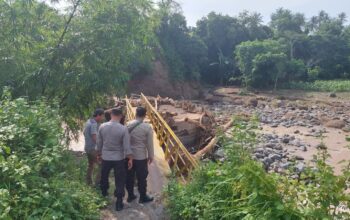 Jembatan Penghubung Antar Desa Putus Diterjang Banjir