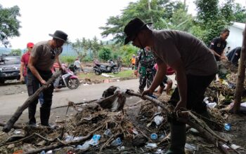 Tim Gabungan dan Warga Gotong-Royong Bersihkan Sisa Banjir di Wera