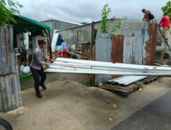 Bhabinkamtibmas Desa Pasir Putih Cek dan Bantu Warga Korban Akibat Hujan Disertai Angin Kencang