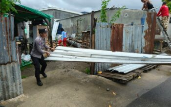 Bhabinkamtibmas Desa Pasir Putih Cek dan Bantu Warga Korban Akibat Hujan Disertai Angin Kencang