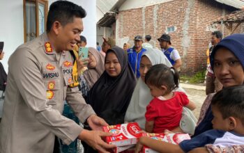 Kapolres Probolinggo Tinjau Wilayah Terdampak Banjir Bandang, Distribusikan Puluhan Sembako