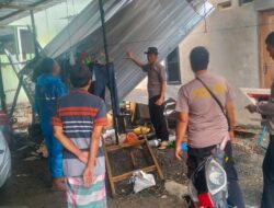 Bhabinkamtibmas Desa Mantun Bantu Warga yang Terdampak Angin Kencang