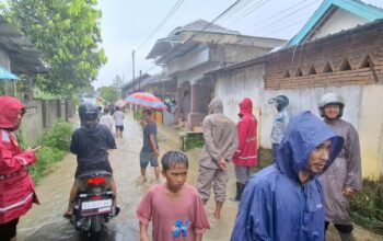 Pantau Debit Air Sungai, Patroli Dialogis Sat Samapta Polres Sumbawa Barat Imbau Masyarakat Tetap Waspada Bencana Banjir