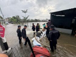Brimob Polda NTB Gerak Cepat Evakuasi Warga Terdampak Banjir di Mataram