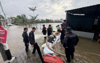 Brimob Polda NTB Gerak Cepat Evakuasi Warga Terdampak Banjir di Mataram