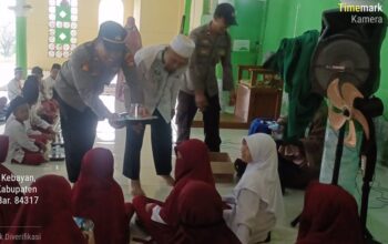 Polsek Sumbawa Gelar Kegiatan Pemberian Makan Bergizi Gratis Untuk Siswa Pondok Deniat Umasima