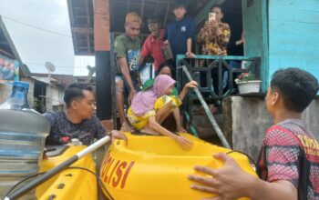 Reaksi Cepat Sat Samapta Polres Sumbawa Barat Evakuasi Warga Terdampak Banjir