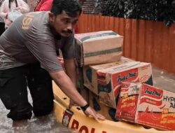 Sat Samapta Polres Sumbawa Barat Salurkan Bansos Sasar Warga Terdampak Banjir
