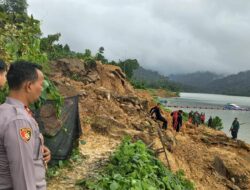 Polres Sumbawa Barat Bersama TNI Dampingi BPBD dalam Pencarian Anak Tenggelam di Bendungan Tiu Suntuk