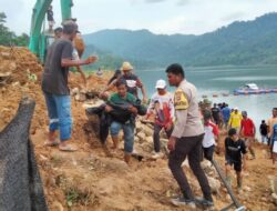 Hari Ke-3 Pencarian Korban Tertimbun Tanah Longsor BPBD, TNI-Polri dan Masyarakat Temukan Jasad Korban