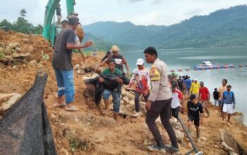 Hari Ke-3 Pencarian Korban Tertimbun Tanah Longsor BPBD, TNI-Polri dan Masyarakat Temukan Jasad Korban