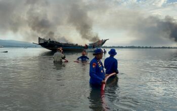 Polairud Polda NTB Bantu Tangani Kebakaran Kapal di Perairan Lombok Timur