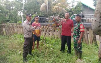 Bhabinkamtibmas Desa Woko Pantau Lahan Pertanian Buah untuk Ketahanan Pangan Nasional