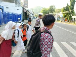 Satlantas Polres Bima Kota Aru Gatur Pagi Sambil Bantu Anak Sekolah Menyebrang Jalan