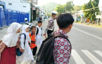 Satlantas Polres Bima Kota Aru Gatur Pagi Sambil Bantu Anak Sekolah Menyebrang Jalan