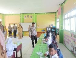 Dukung Program MBG, Polres Sumbawa Barat Bagikan Makanan Sehat Kepada Siswa SD