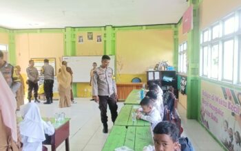 Dukung Program MBG, Polres Sumbawa Barat Bagikan Makanan Sehat Kepada Siswa SD