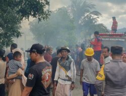 Kebakaran Hanguskan Rumah Panggung di Seteluk Atas, Polsek Seteluk Bersama Damkar dan Masyarakat Lakukan Evakuasi