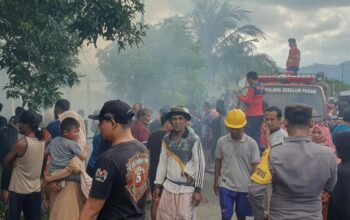 Kebakaran Hanguskan Rumah Panggung di Seteluk Atas, Polsek Seteluk Bersama Damkar dan Masyarakat Lakukan Evakuasi