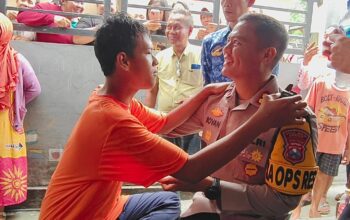 Warga Terharu saat Pemuda ODGJ di Gresik Dibantu Kapolres