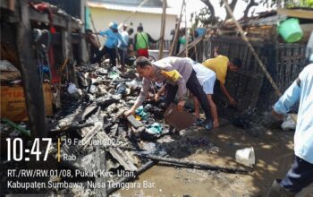 Kebakaran Rumah Panggung, Polsek Utan Bersama Warga Bantu Evakuasi Dan Padamkan Api