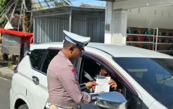 Hari Ke-12 Operasi Keselamatan Rinjani 2025: Satlantas Polres Dompu Razia Pengendara di Depan SMKN 1 Dompu