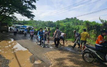 Cegah Kecelakaan Lalu Lintas, Polsek Maluk Bersama Warga Timbun Jalan Berlubang