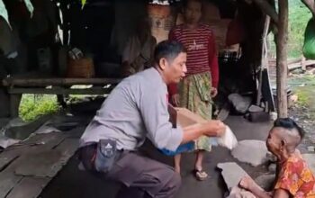 Bhabinkamtibmas Desa Sambik Elen Bagikan Nasi Bungkus kepada Warga Kurang Mampu