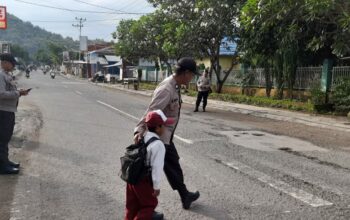 Personel Polsek Rasanae Timur Laksanakan Gatur Pagi untuk Kelancaran Lalu Lintas