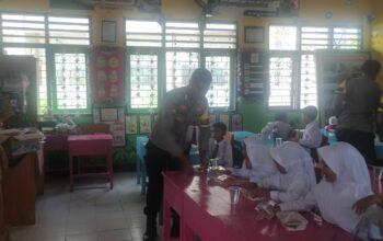 Polres Sumbawa Barat Bagikan Makan Bergizi Gratis di SD Negeri 2 Mura dan SD Negeri Dasan Anyar