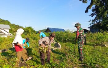 Bhabinkamtibmas Desa Belo Bersama Tiga Pilar dan Masyarakat Bersihkan TPU