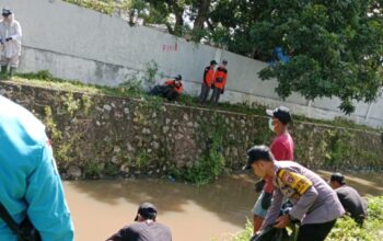 Polsek Asakota Laksanakan Gerakan Bersama Bersih Sungai Kota Bima