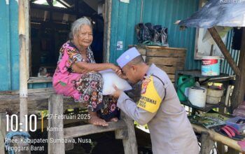 Polsek Rhee Jajaran Polres Sumbawa Gelar Kegiatan Satu Hari Satu Bansos