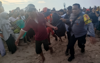 Polres Loteng Bersama Basarnas Evakuasi Mayat di Pantai Are Guling.