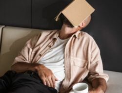 10 Pelajaran Hidup Pahit yang Baru Kita Sadari Saat Terlambat!