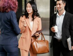 Jangan Pakai Ini ke Kantor! 10 Outfit yang Bikin Malu di Meeting