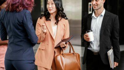 Jangan Pakai Ini ke Kantor! 10 Outfit yang Bikin Malu di Meeting