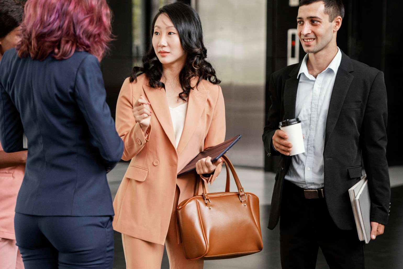 Jangan Pakai Ini ke Kantor! 10 Outfit yang Bikin Malu di Meeting
