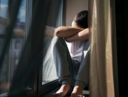 7 Cara Ampuh Berhenti Mengkritik Diri Sendiri