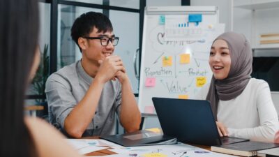 15 Pujian Tulus yang Bikin Rekan Kerja Makin Loyal!