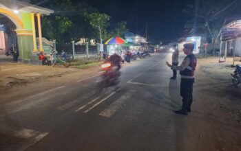 Aman dan Khusyuk! Polisi Kawal Sholat Tarawih di Sekotong