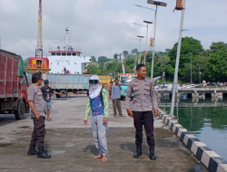 Patroli Polsek Labuhan Badas Sosialisasikan Penolakan Aksi Premanisme di Pelabuhan Badas